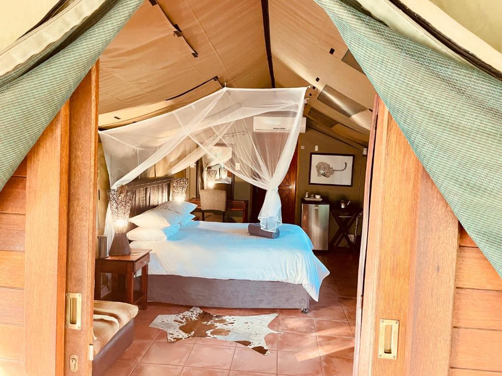 Postel nebo postele na pokoji v ubytování Nyala Luxury Safari Tents