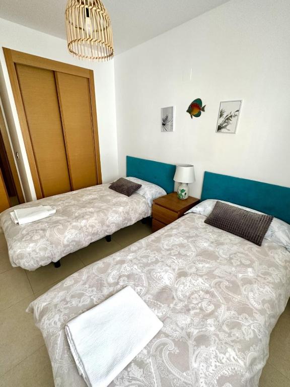 Posteľ alebo postele v izbe v ubytovaní LOVELY APARTMENT DENIA, piscina, jacuzzi, pádel, parking