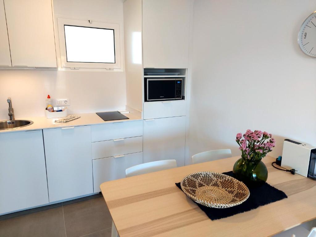 A kitchen or kitchenette at Suite Mirapuerto - Luxury apartment with sea view