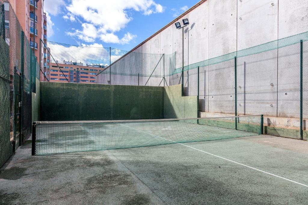 Tenis a/nebo squash v ubytování Valencia Flat Rental Swim and Paddle nebo okolí