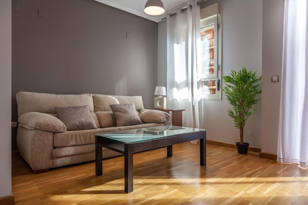 A seating area at Valencia Flat Rental Swim and Paddle