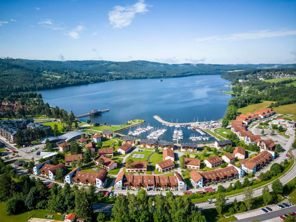 eine Luftansicht einer Stadt neben einem Wasserkörper in der Unterkunft Landal Marina Lipno in Lipno nad Vltavou