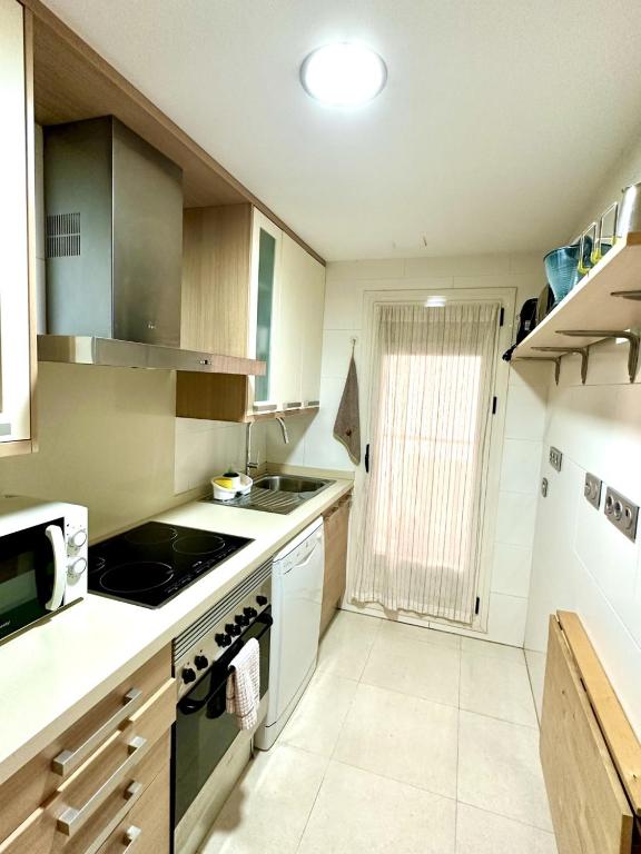 Kuchyňa alebo kuchynka v ubytovaní LOVELY APARTMENT DENIA, piscina, jacuzzi, pádel, parking