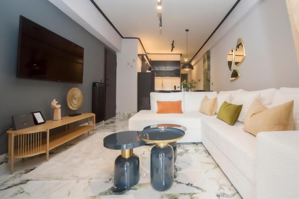 sala de estar con sofá blanco y TV en Luxury Premium Suite #4, en Chalkida