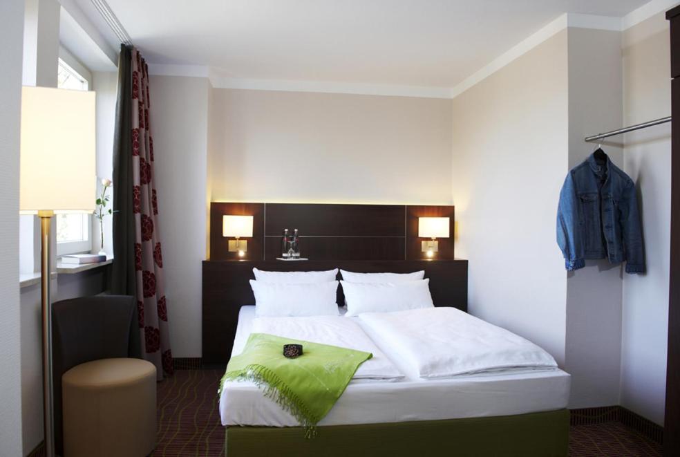 Postel nebo postele na pokoji v ubytování Stern Hotel Soller