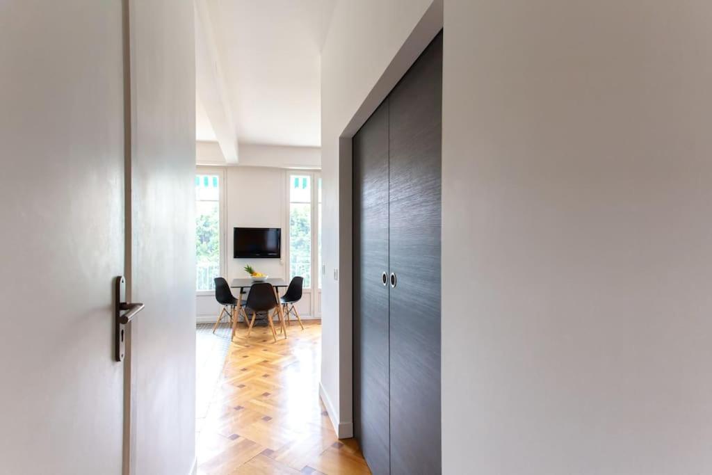 Telewizja i/lub zestaw kina domowego w obiekcie #7 What else ? Your own quiet terrace in Nice center 10min to Beach
