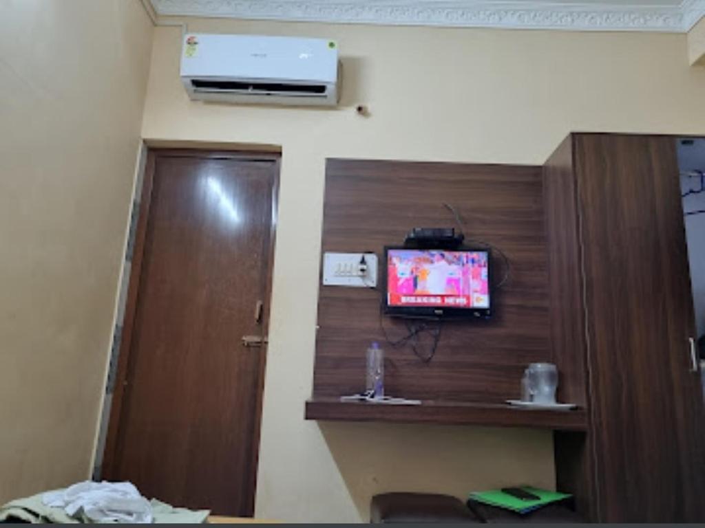 TV a/nebo společenská místnost v ubytování PLAZA GUEST HOUSE