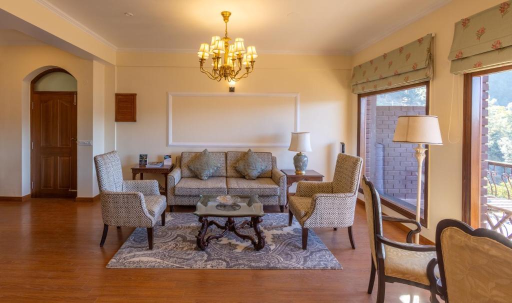 Posezení v ubytování The Manor Luxury Apartments, Shimla