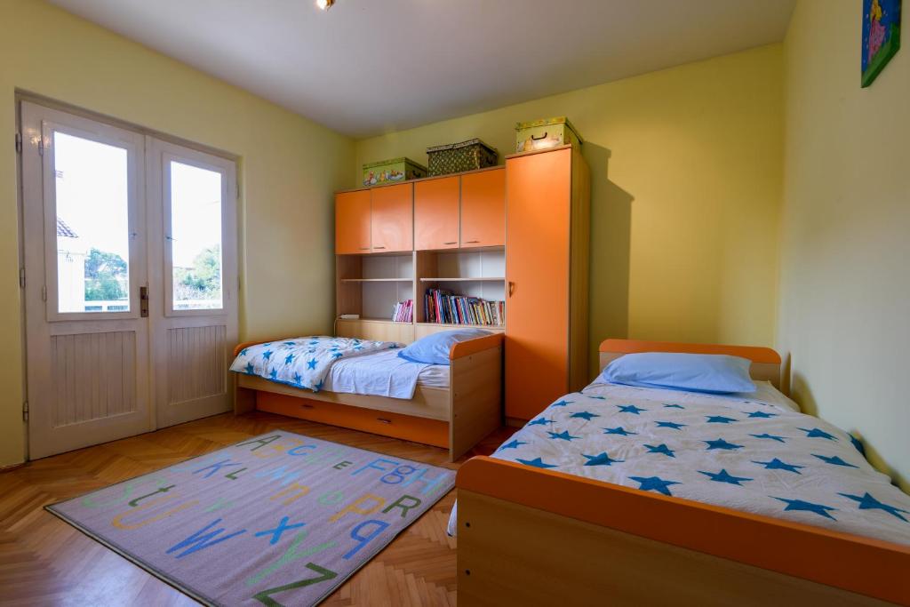 Voodi või voodid majutusasutuse The apartments consists of two bedrooms, a bathroom, a kitchen and a living room toas