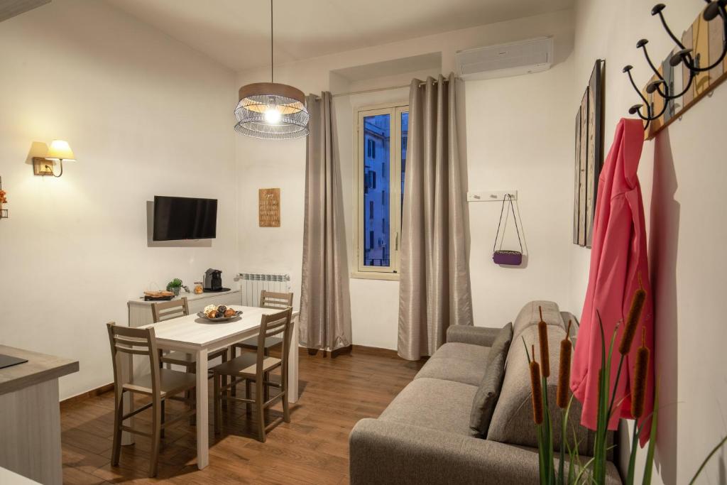Televízia a/alebo spoločenská miestnosť v ubytovaní Fornaci Vatican Flat