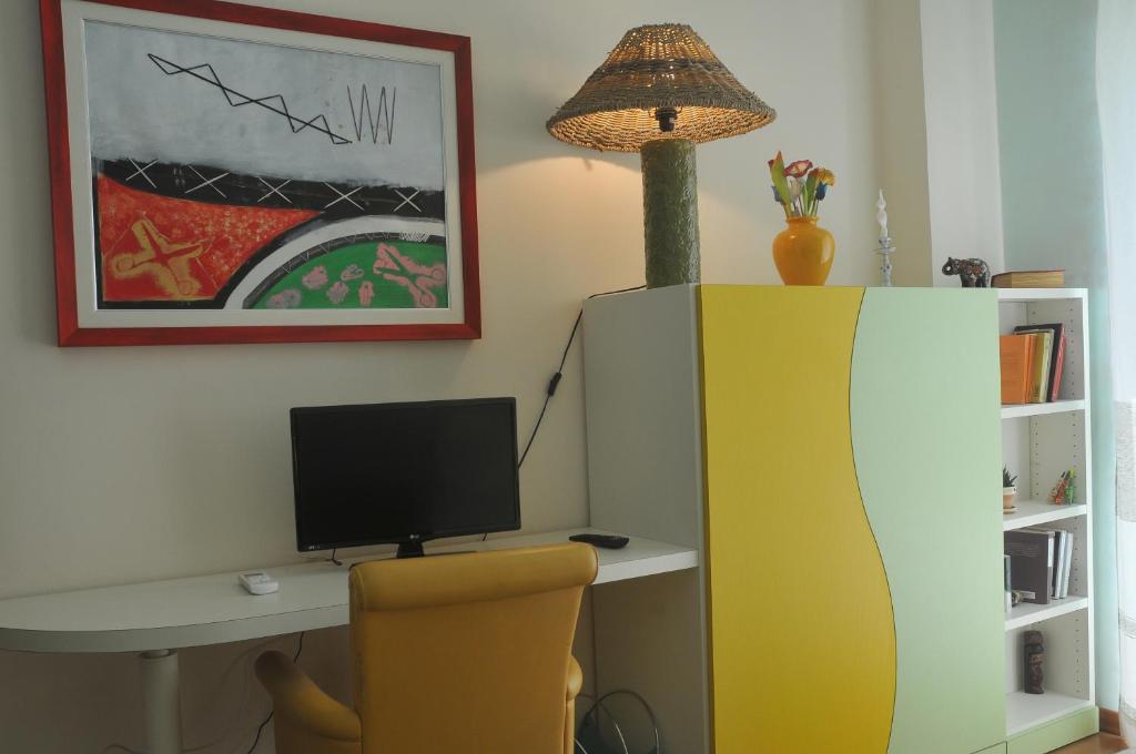 Telewizja i/lub zestaw kina domowego w obiekcie Villa Lanthana, 2 storeys, detached