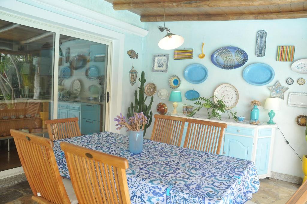 jadalnia ze stołem i niebieskimi płytami na ścianie w obiekcie Villa Lanthana, 2 storeys, detached w mieście Bari Sardo