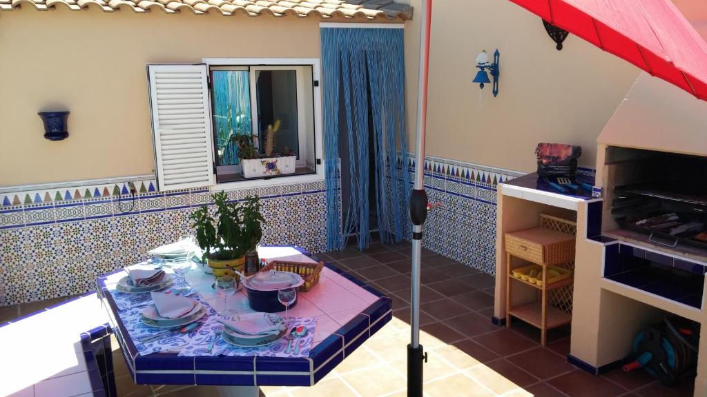 Televízia a/alebo spoločenská miestnosť v ubytovaní Casa Cielo Azul : the best location in the naturist zone of Vera Playa!