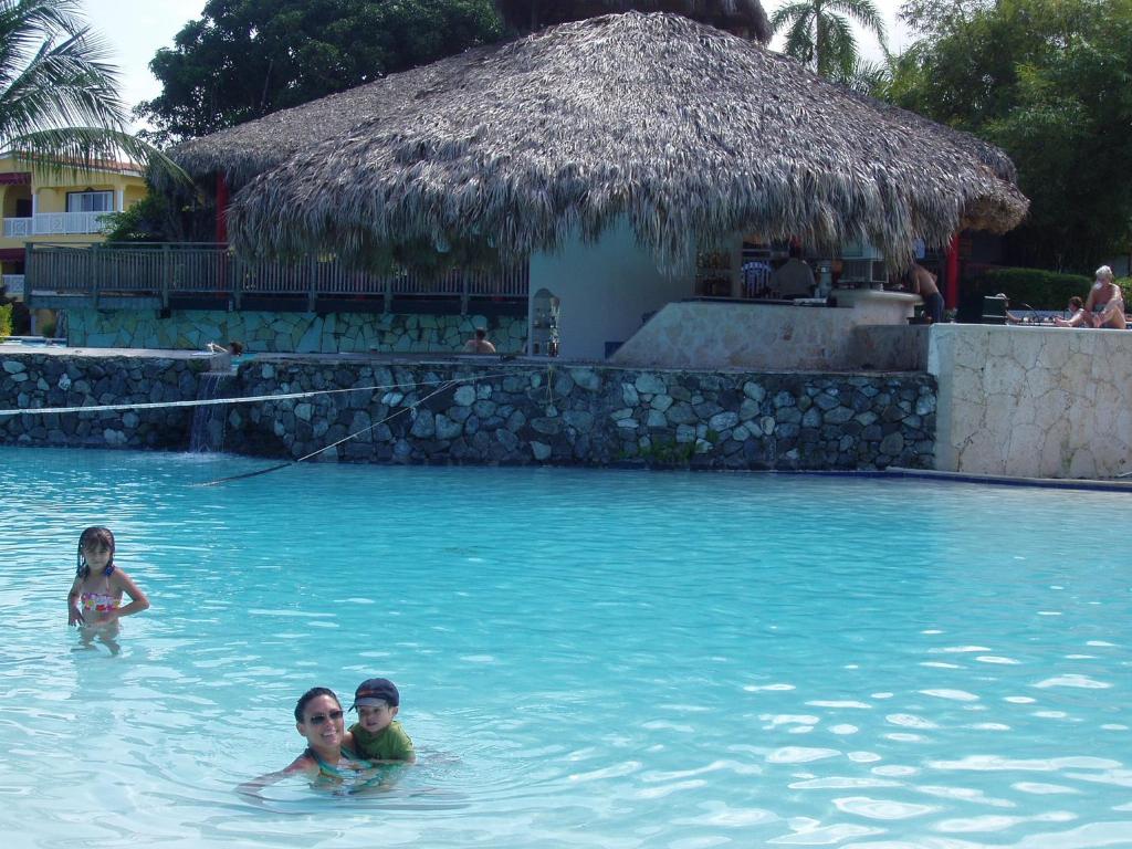 Piscina en o cerca de 3BR Villa with VIP Access - All Inclusive Program with Alcohol Included.