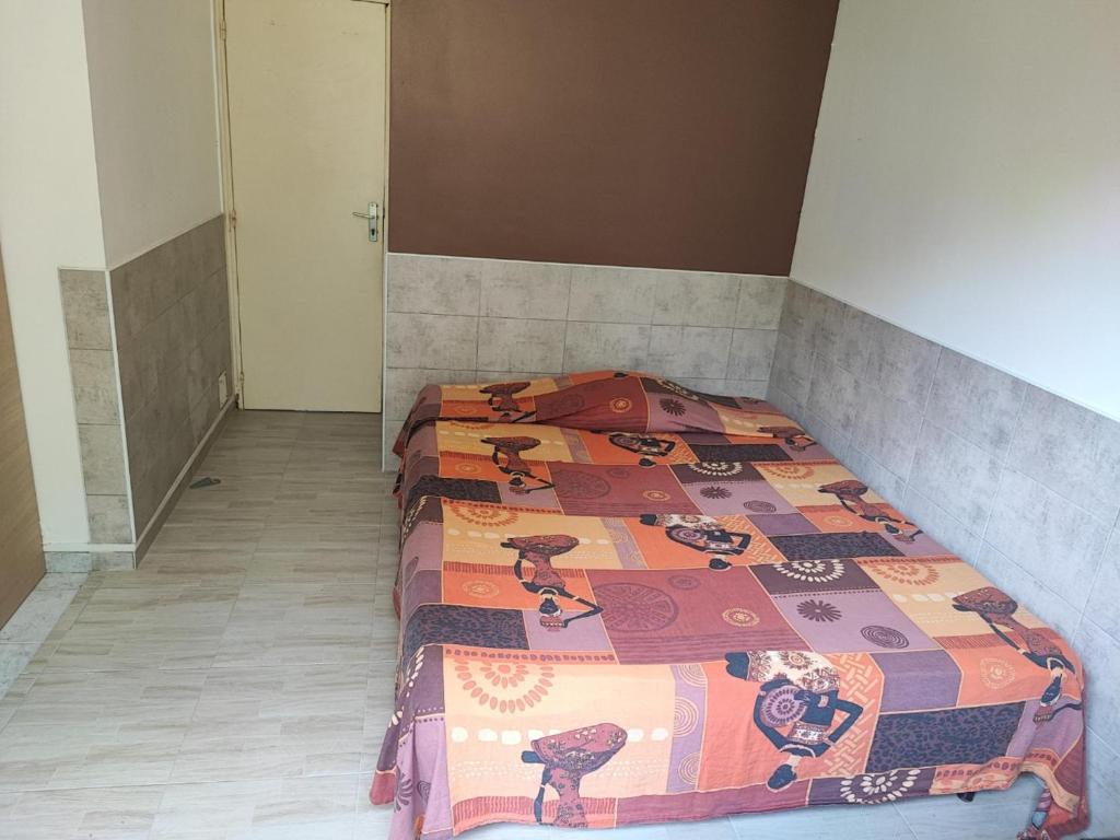 เตียงในห้องที่ Stunning 3-Bed House in Baie Mahault