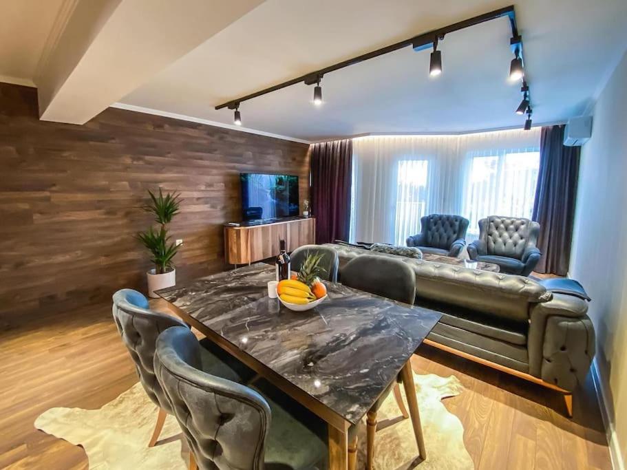 - un salon avec une table et un canapé dans l'établissement Lux Apart Karlovo, à Karlovo