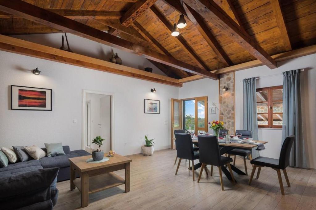 Posedenie v ubytovaní Villa Adamaris