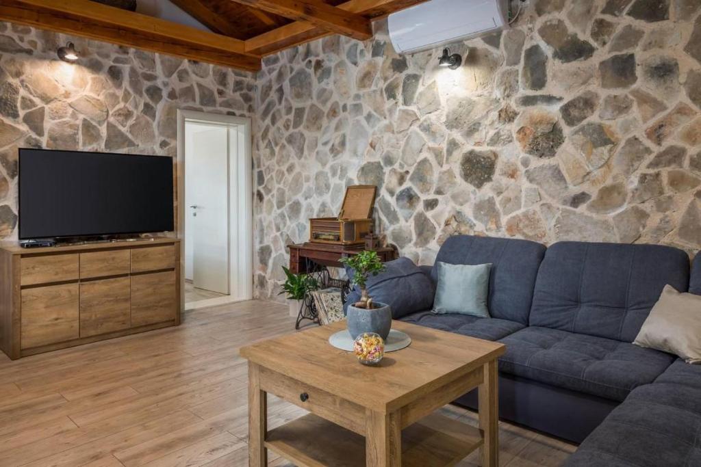 Televízia a/alebo spoločenská miestnosť v ubytovaní Villa Adamaris