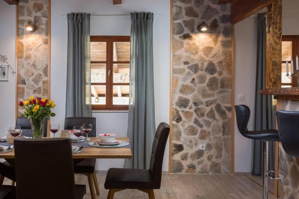 Posedenie v ubytovaní Villa Adamaris