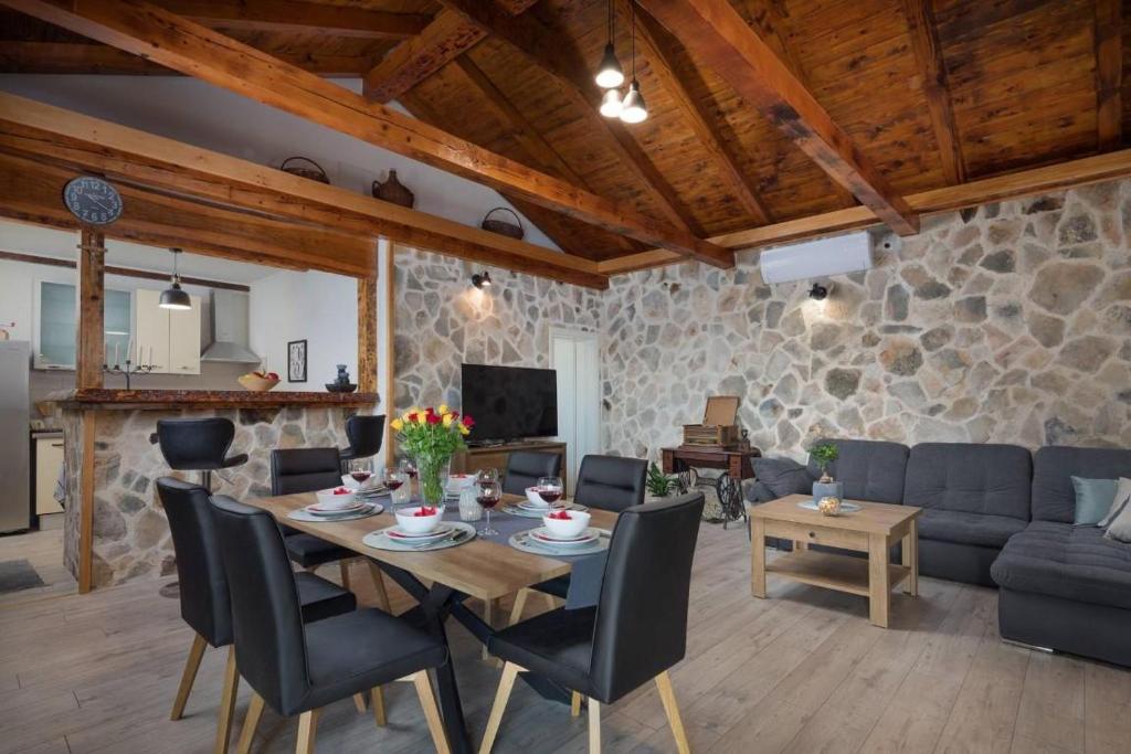 Posedenie v ubytovaní Villa Adamaris