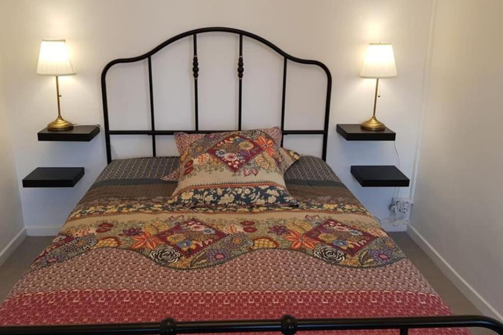 um quarto com uma cama grande e 2 candeeiros em Appartement cosy proche la Part Dieu em Lyon