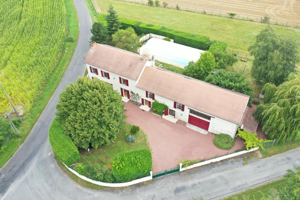 an overhead view of a house with a white barn at Chambre d'hôtes des Gâtines in Berthegon