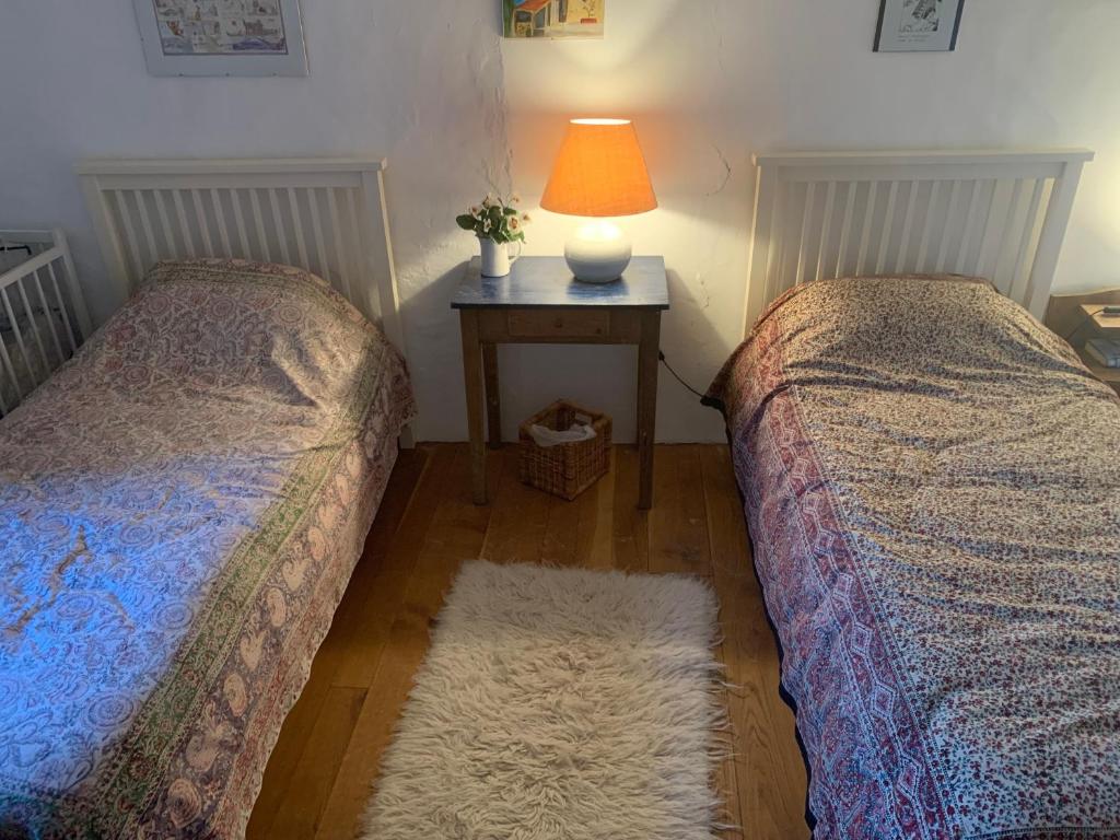 Łóżko lub łóżka w pokoju w obiekcie Chez Cornish