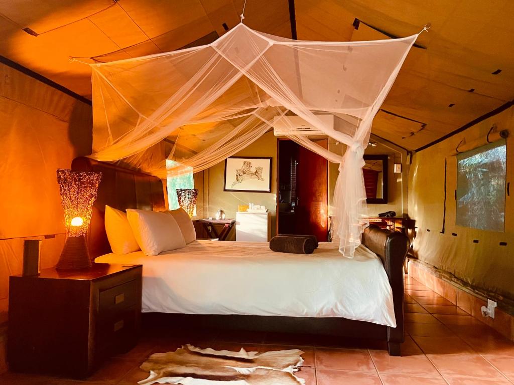 Postel nebo postele na pokoji v ubytování Nyala Luxury Safari Tents