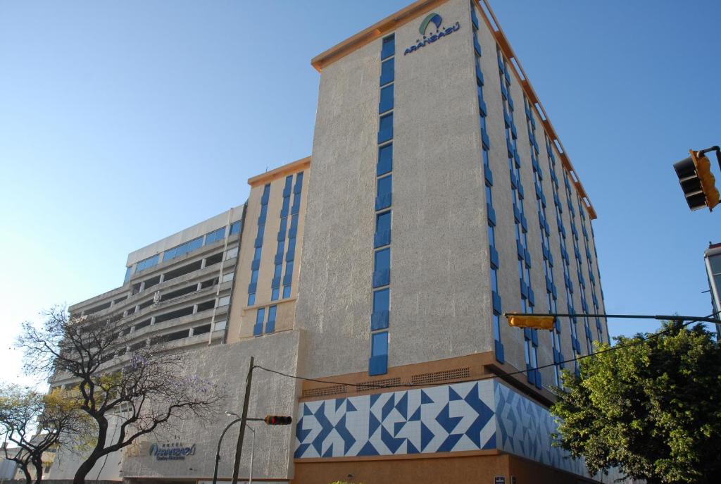 een hoog gebouw met blauwe en witte ontwerpen bij Aranzazu Centro Historico in Guadalajara