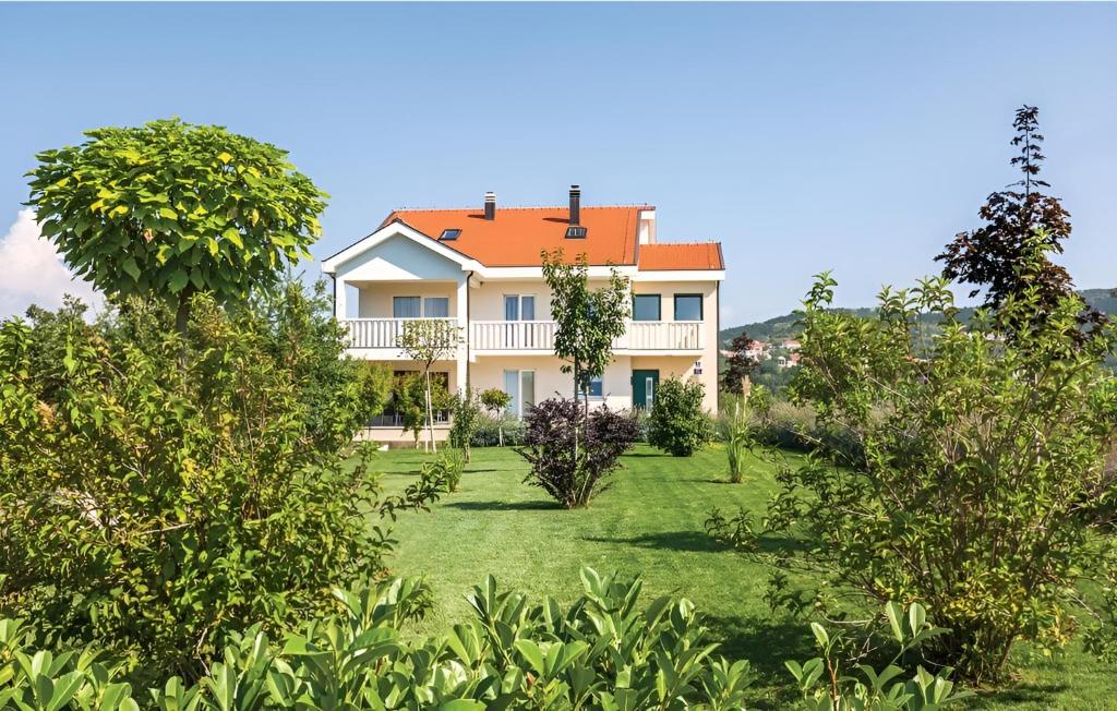 Vonkajšia záhrada v ubytovaní Villa Ivy with perfect privacy, pool, sauna and jacuzzi