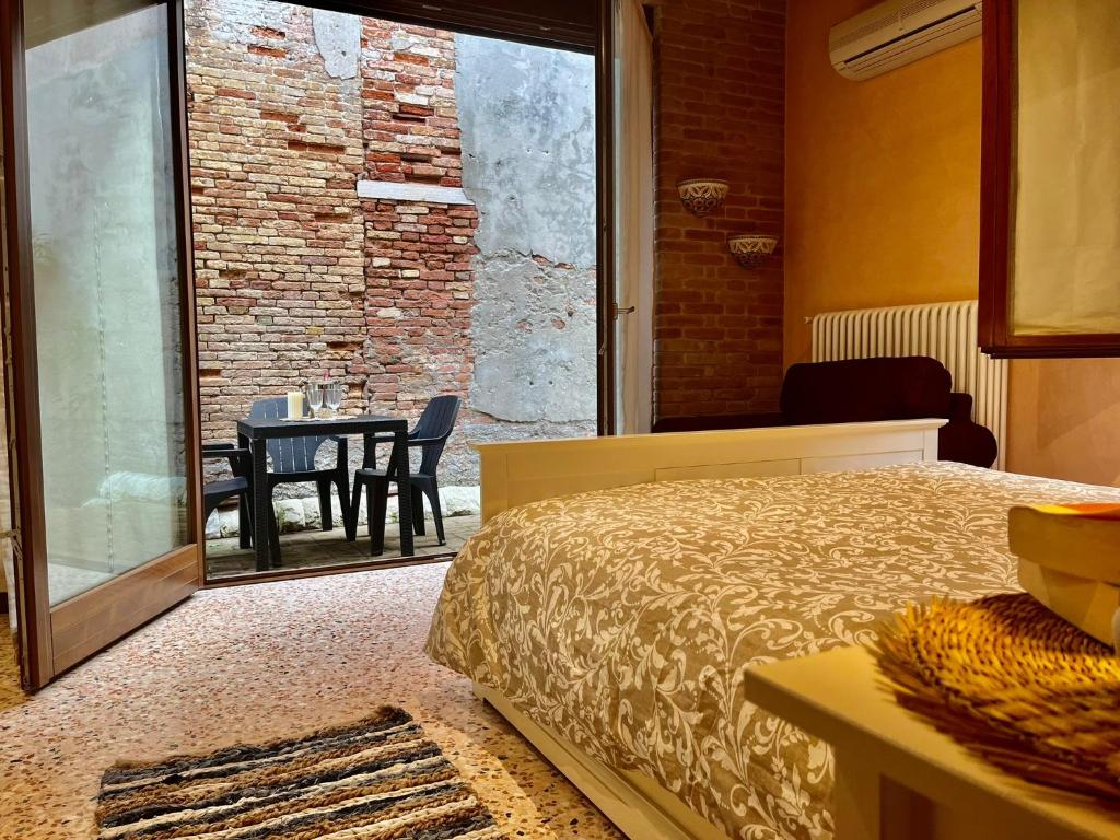 A bed or beds in a room at Ca' Tintoretto