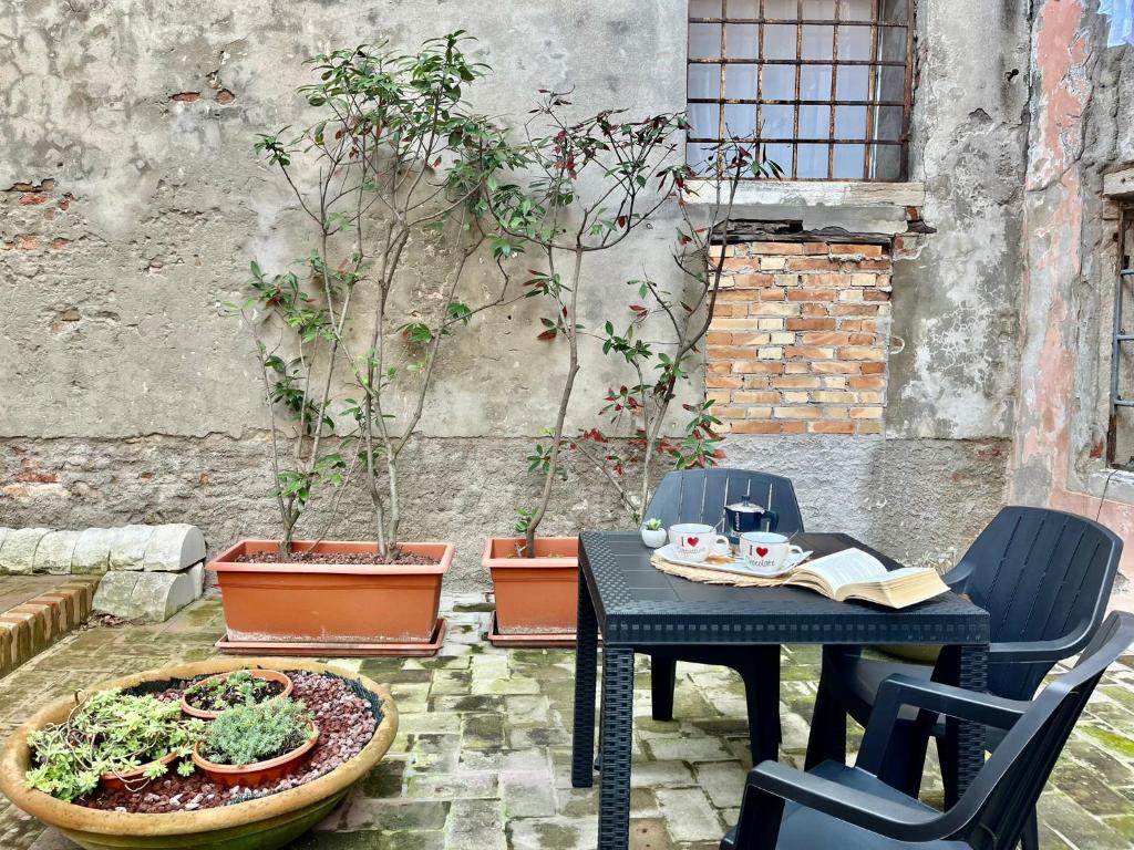 A patio or other outdoor area at Ca' Tintoretto