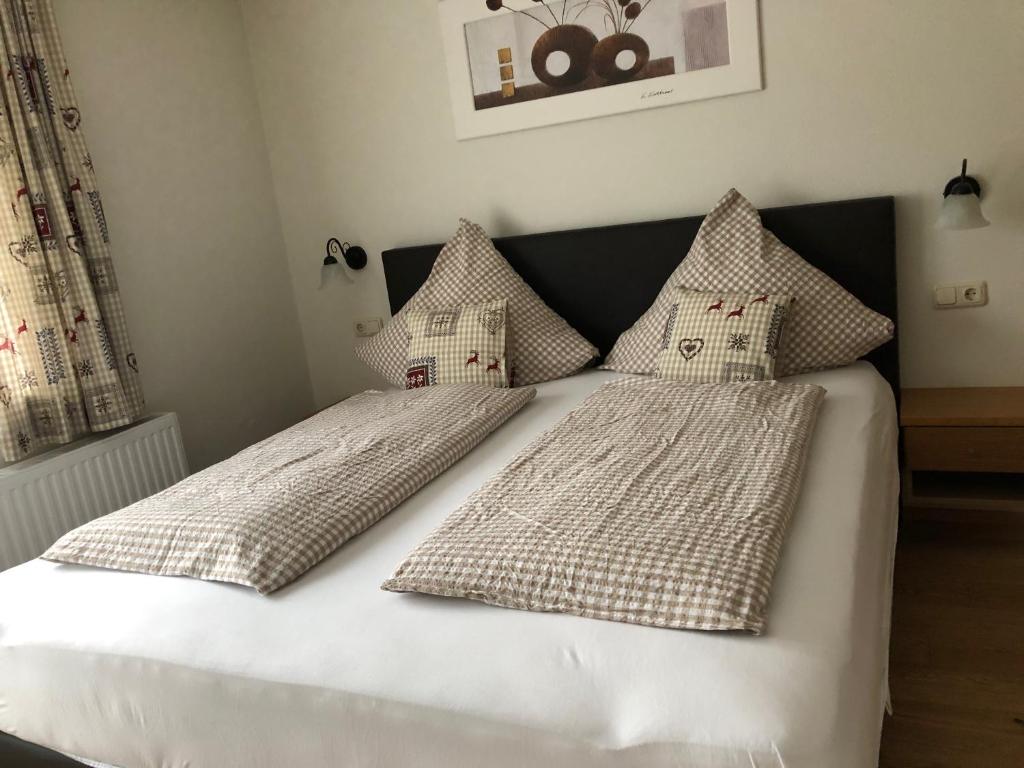 A bed or beds in a room at Gästehaus Baldauf