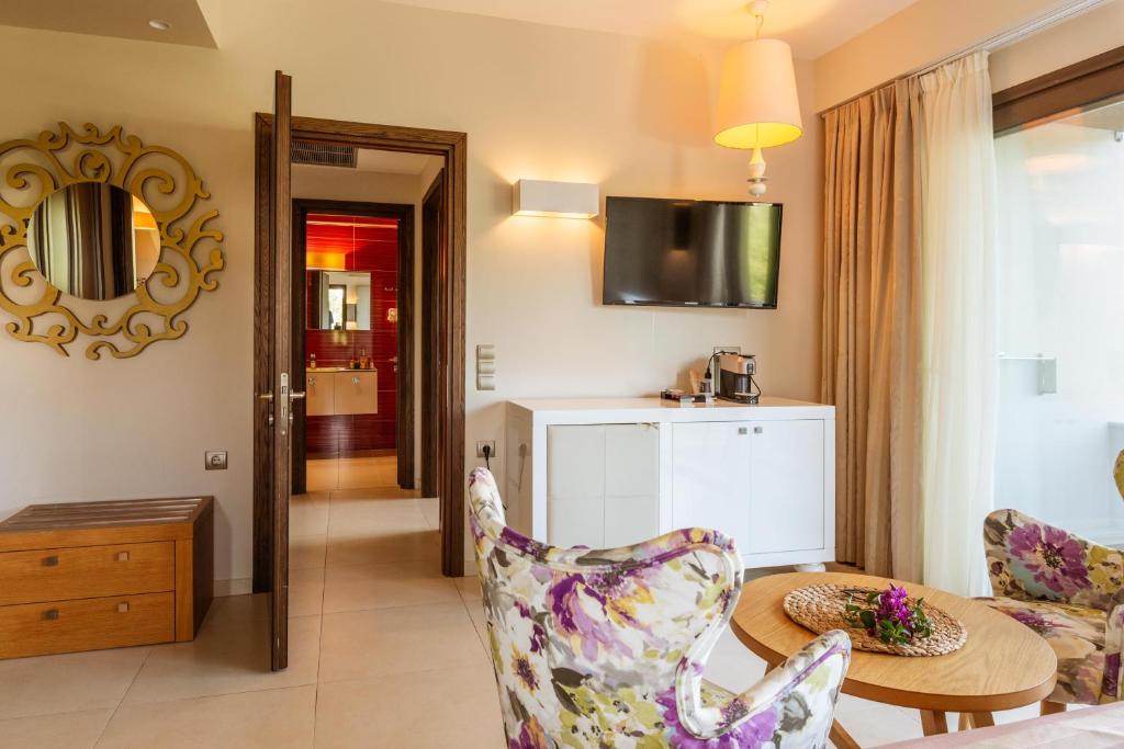 TV a/nebo společenská místnost v ubytování Sivota Diamond Spa Resort