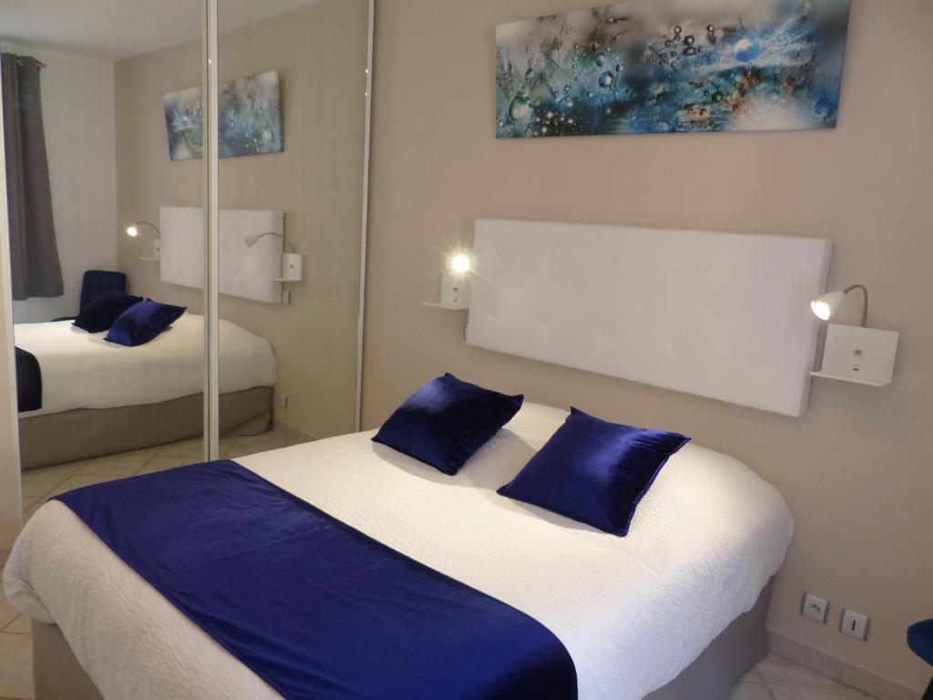 Postel nebo postele na pokoji v ubytování Hotel Logis Auberge de l'Isard