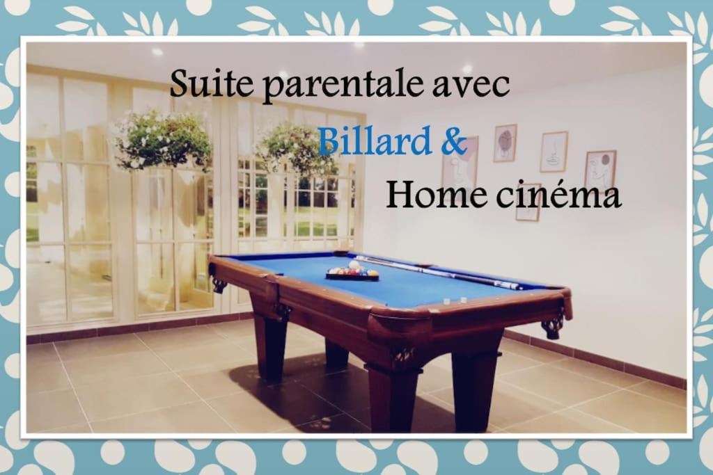 una mesa de billar en el medio de una habitación en Logement avec billard, home cinéma et terrasse privatisés en Neuvecelle