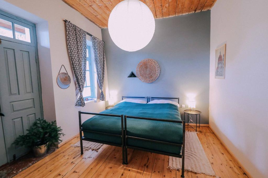 Llit o llits en una habitació de JorJ'Inn