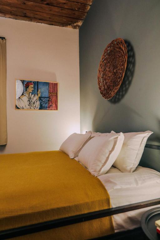 Llit o llits en una habitació de JorJ'Inn