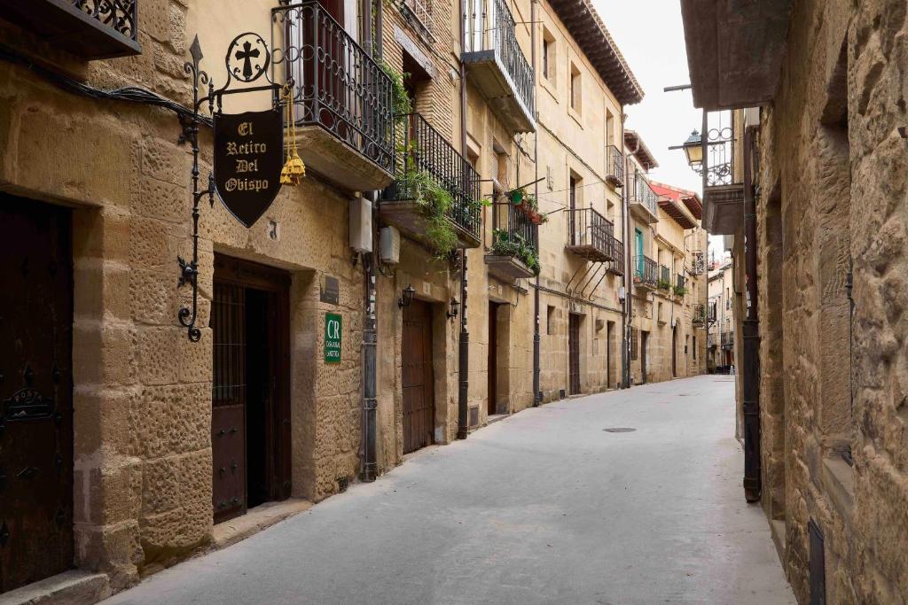 una calle vacía en un callejón entre edificios en El Retiro del Obispo en Laguardia