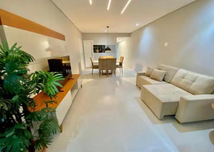 ein Wohnzimmer mit einem Sofa und einem Tisch in der Unterkunft Apartamento moderno em Copacabana in Rio de Janeiro