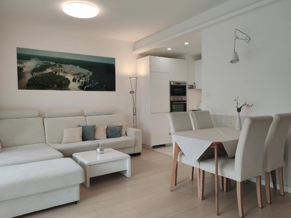 salon z kanapą i stołem w obiekcie Spa Residence Carbona Iguacu Apartman w Hévízie