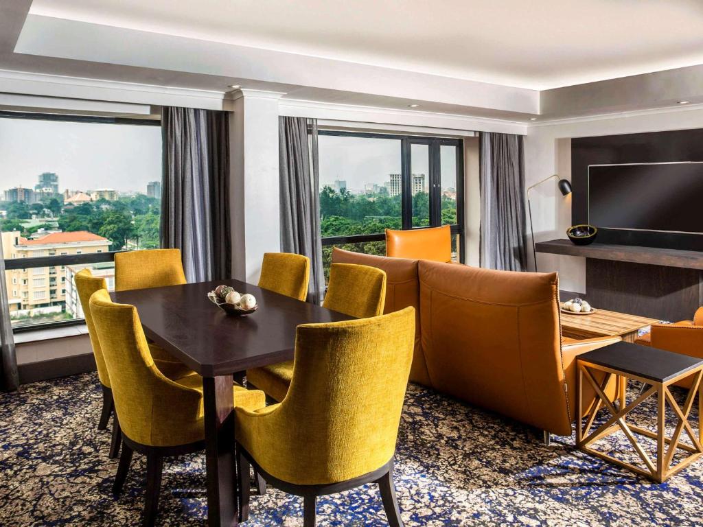 TV a/nebo společenská místnost v ubytování Mövenpick Hotel Ikoyi Lagos