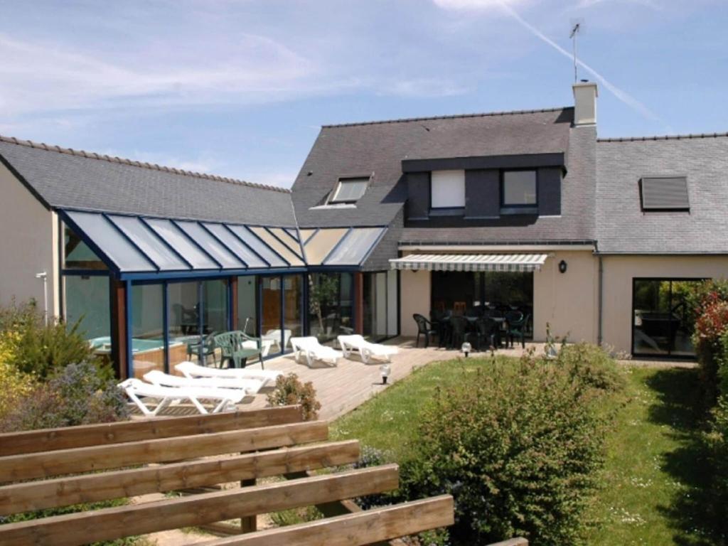 濱海莫厄朗的住宿－Attractive holiday home in Moëlan-sur-Mer with garden，房屋设有甲板和庭院