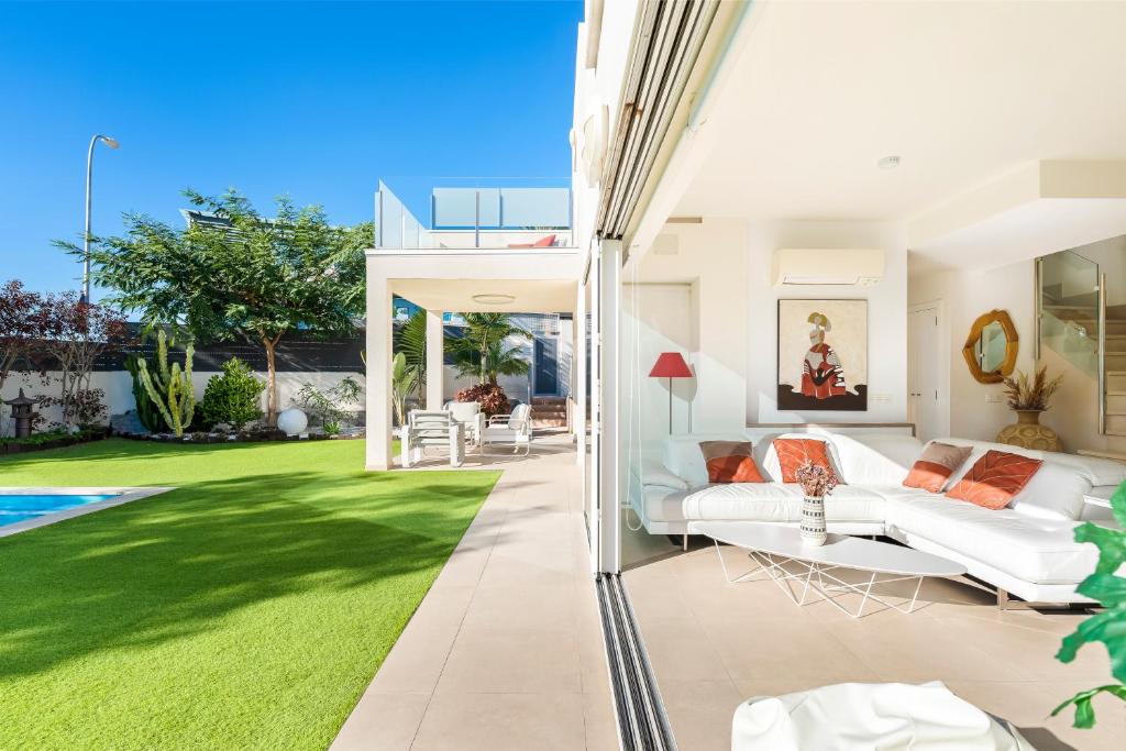 Bazén v ubytovaní VILLA OASIS Buddha Garden by Sunkeyrents alebo v jeho blízkosti