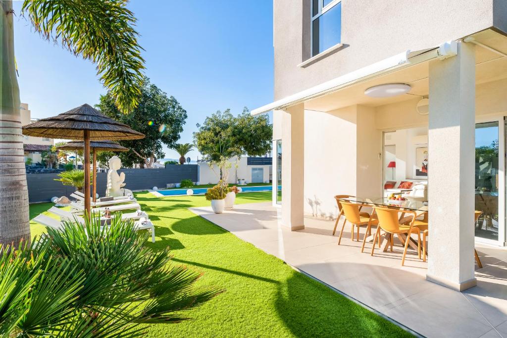 Vonkajšia záhrada v ubytovaní VILLA OASIS Buddha Garden by Sunkeyrents