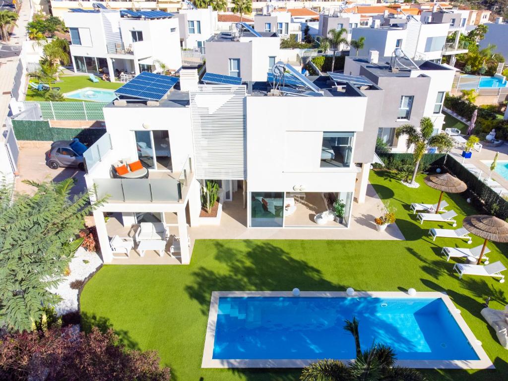 Bazén v ubytovaní VILLA OASIS Buddha Garden by Sunkeyrents alebo v jeho blízkosti