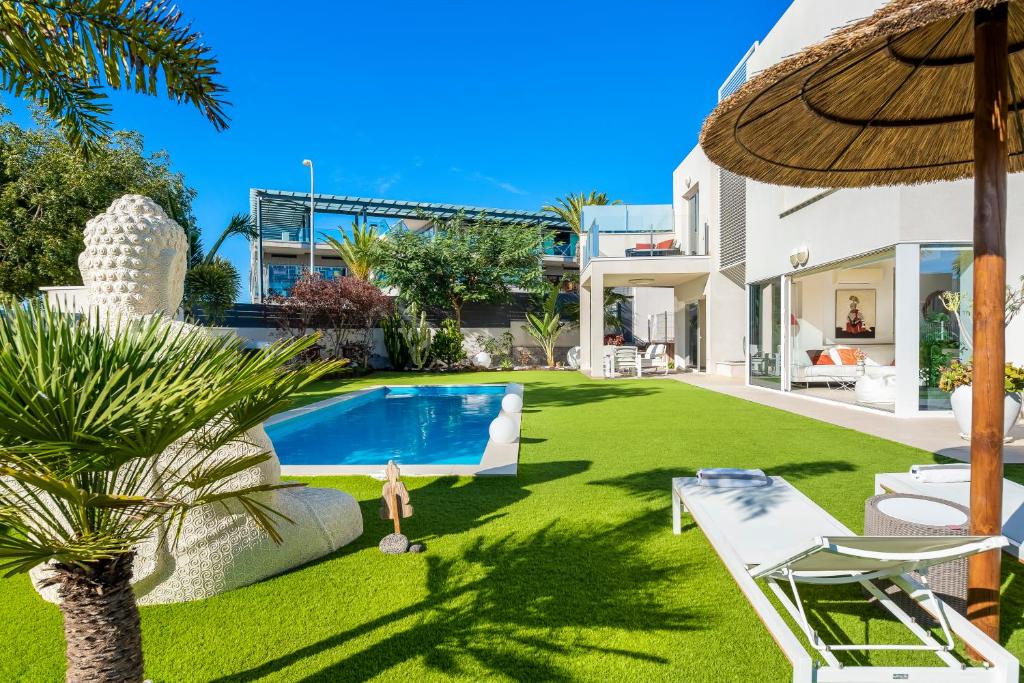 Bazén v ubytovaní VILLA OASIS Buddha Garden by Sunkeyrents alebo v jeho blízkosti