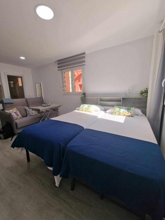 Posteľ alebo postele v izbe v ubytovaní Balneario Pedregalejo Loft B