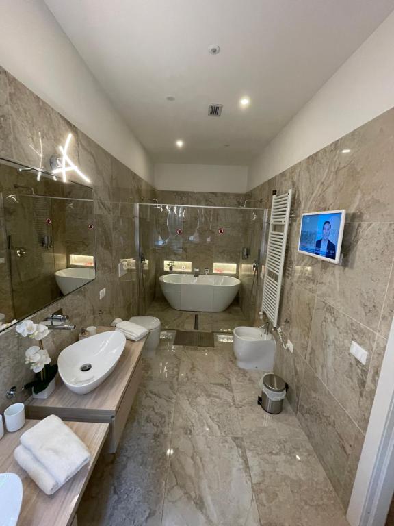 帕爾馬的住宿－Luxury 3 al duomo di parma，带浴缸、水槽和浴缸的浴室