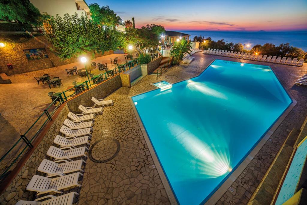Bazén v ubytování Baia Calavà Hotel e Residence nebo v jeho okolí